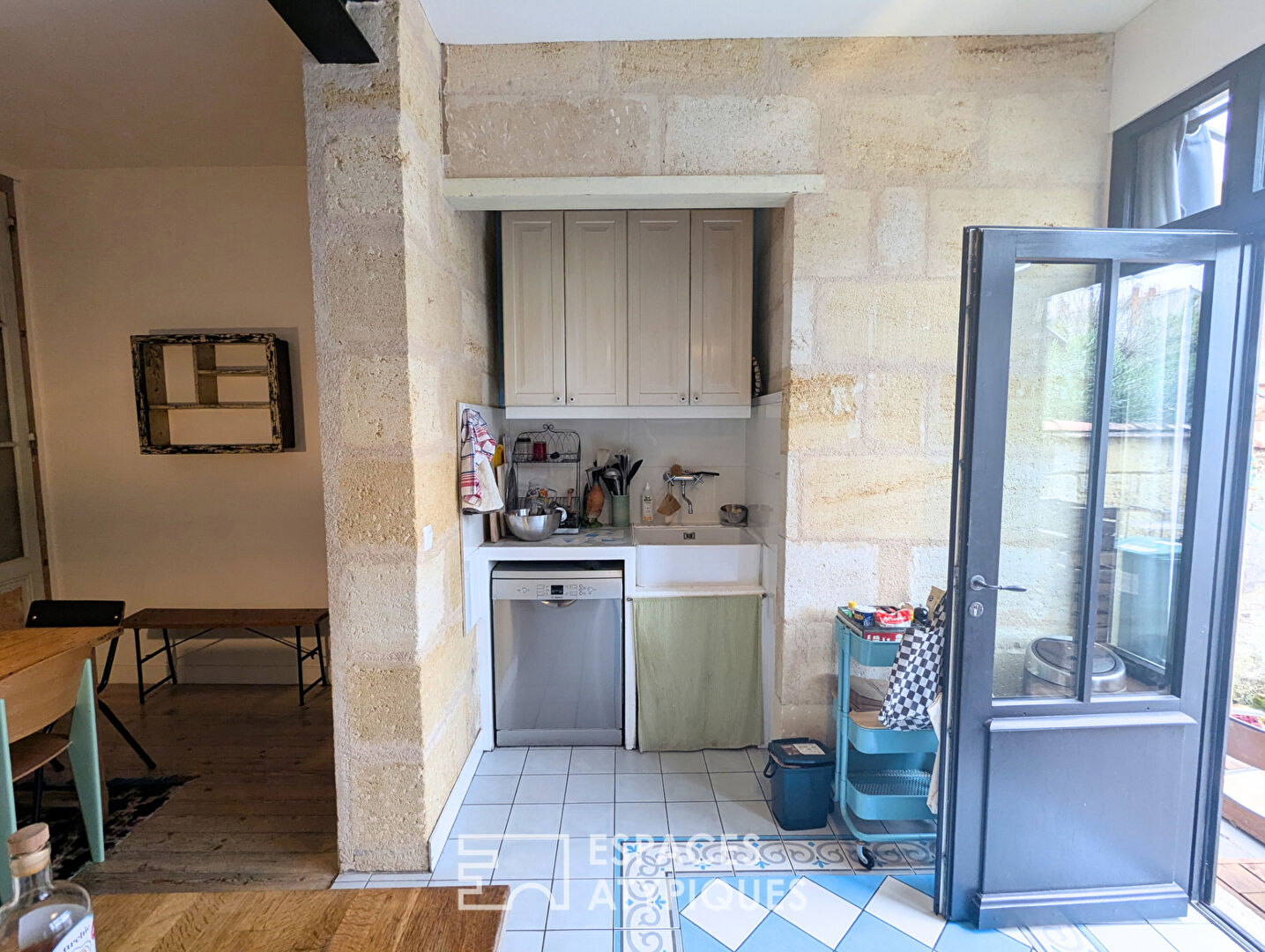 Furnished shop with cellar and 20m2 terrace – Saint-Genès district