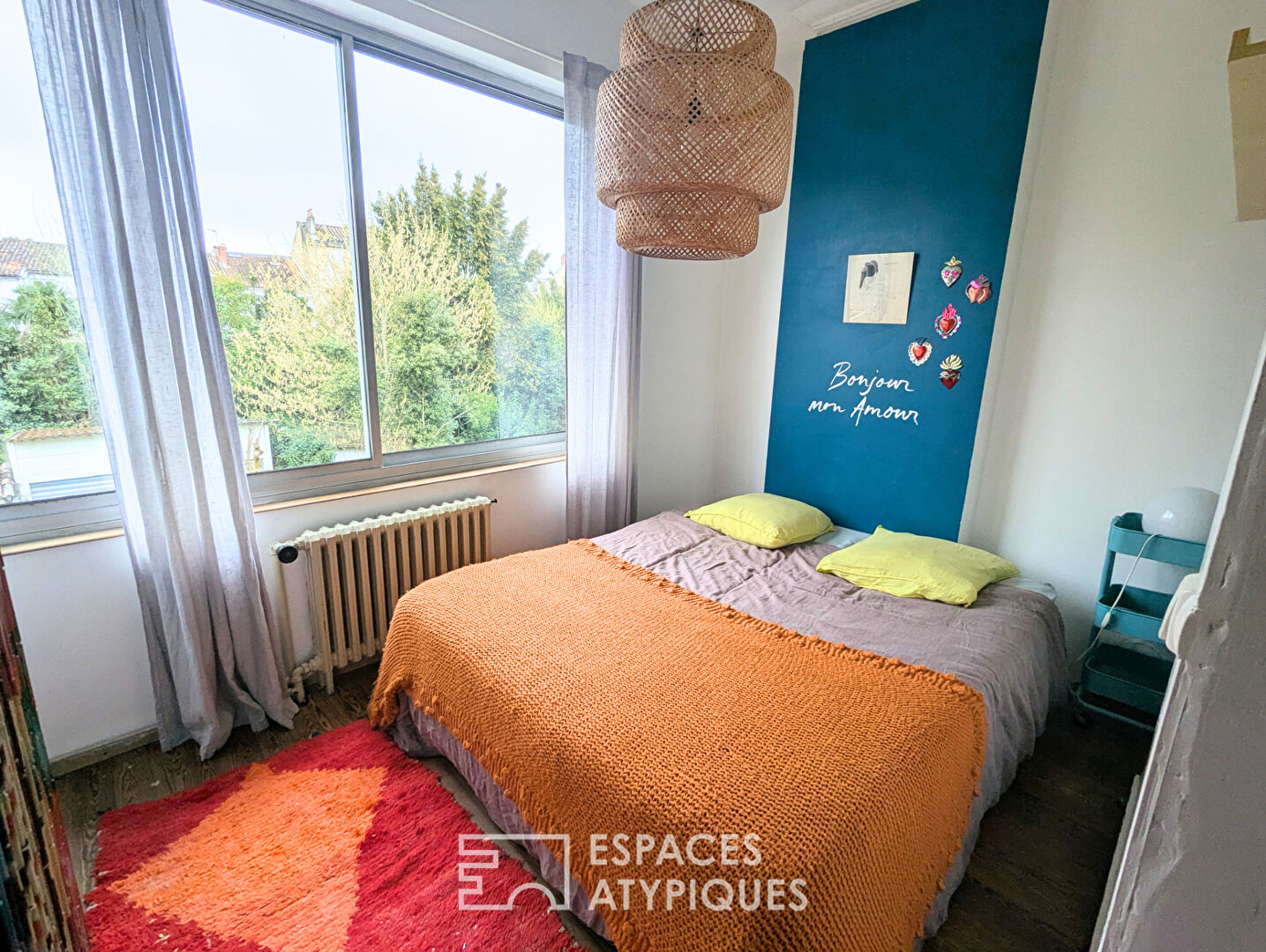 Furnished shop with cellar and 20m2 terrace – Saint-Genès district