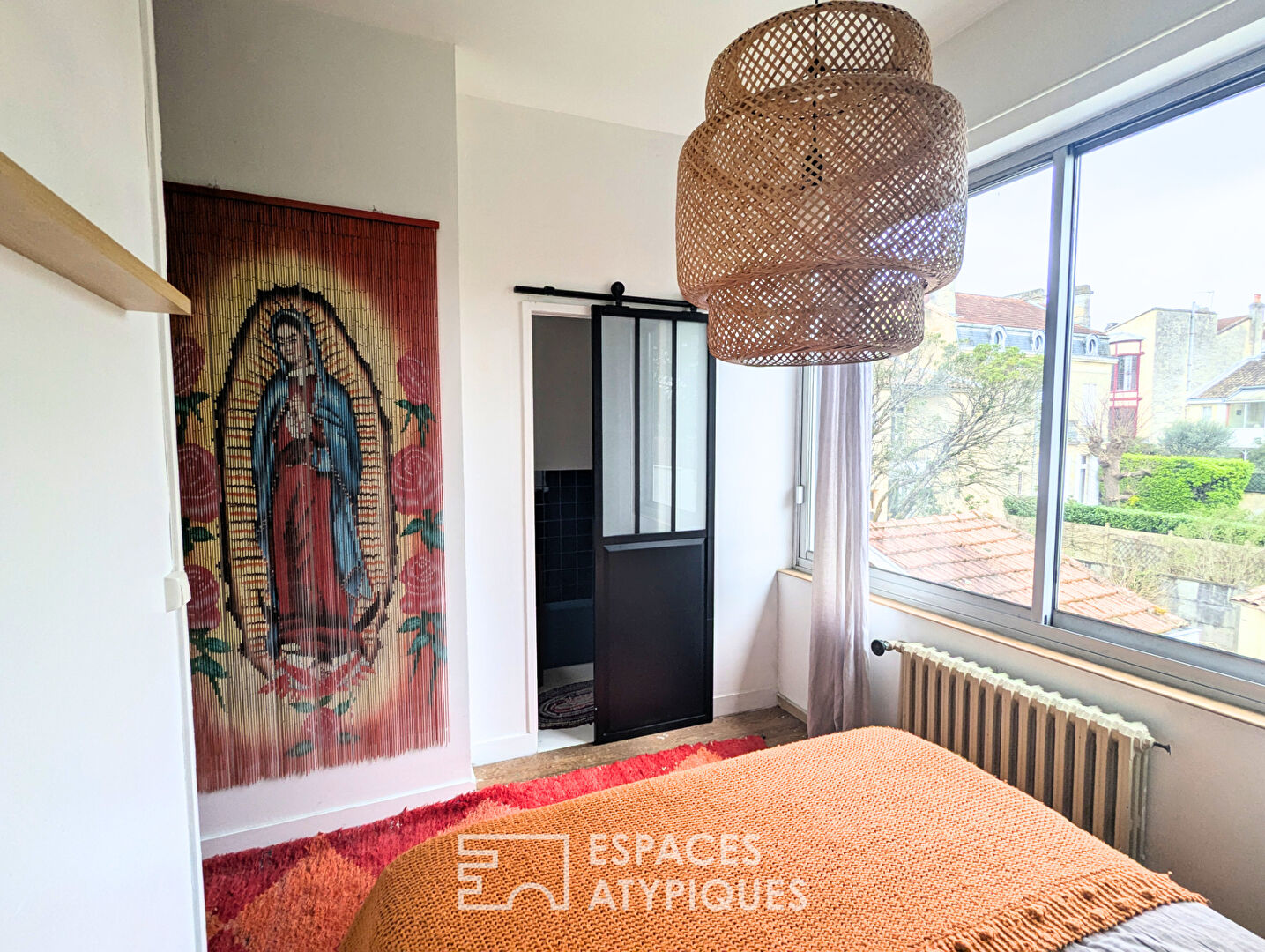 Furnished shop with cellar and 20m2 terrace – Saint-Genès district