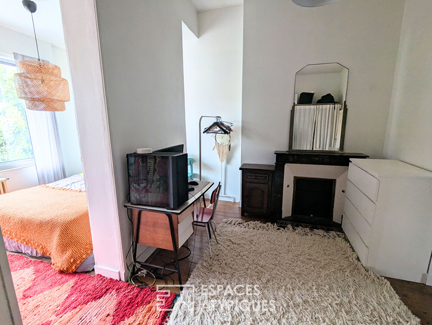Furnished shop with cellar and 20m2 terrace – Saint-Genès district