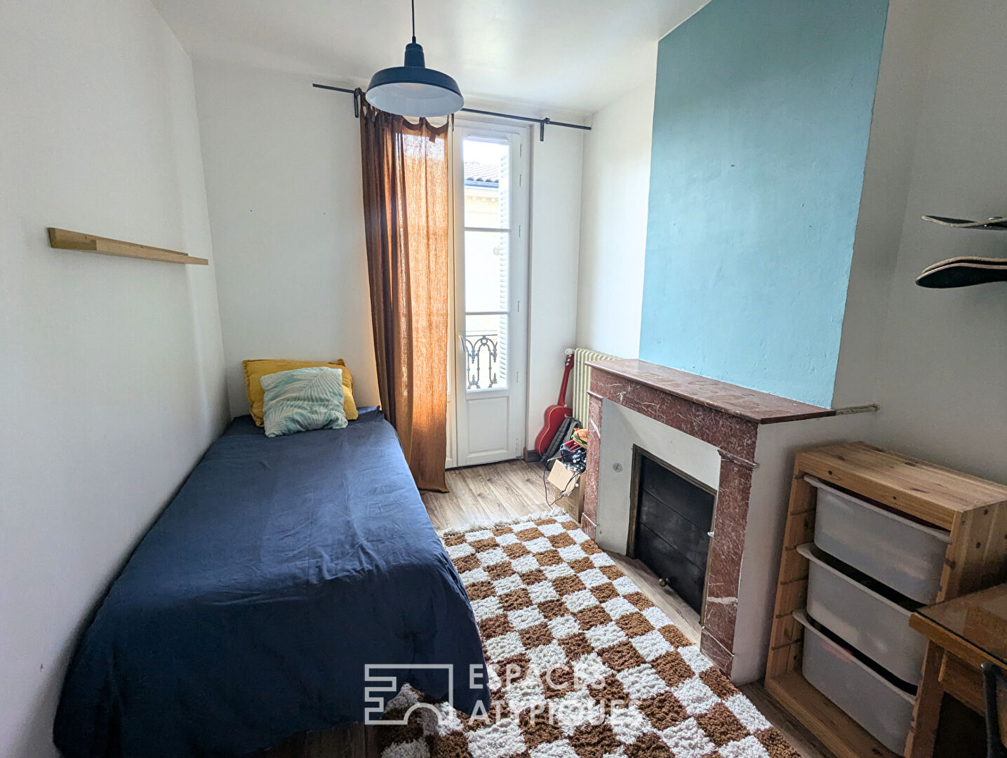 Furnished shop with cellar and 20m2 terrace – Saint-Genès district