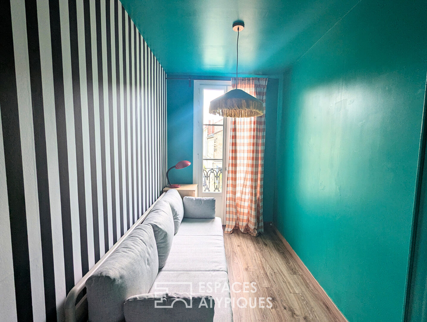 Furnished shop with cellar and 20m2 terrace – Saint-Genès district