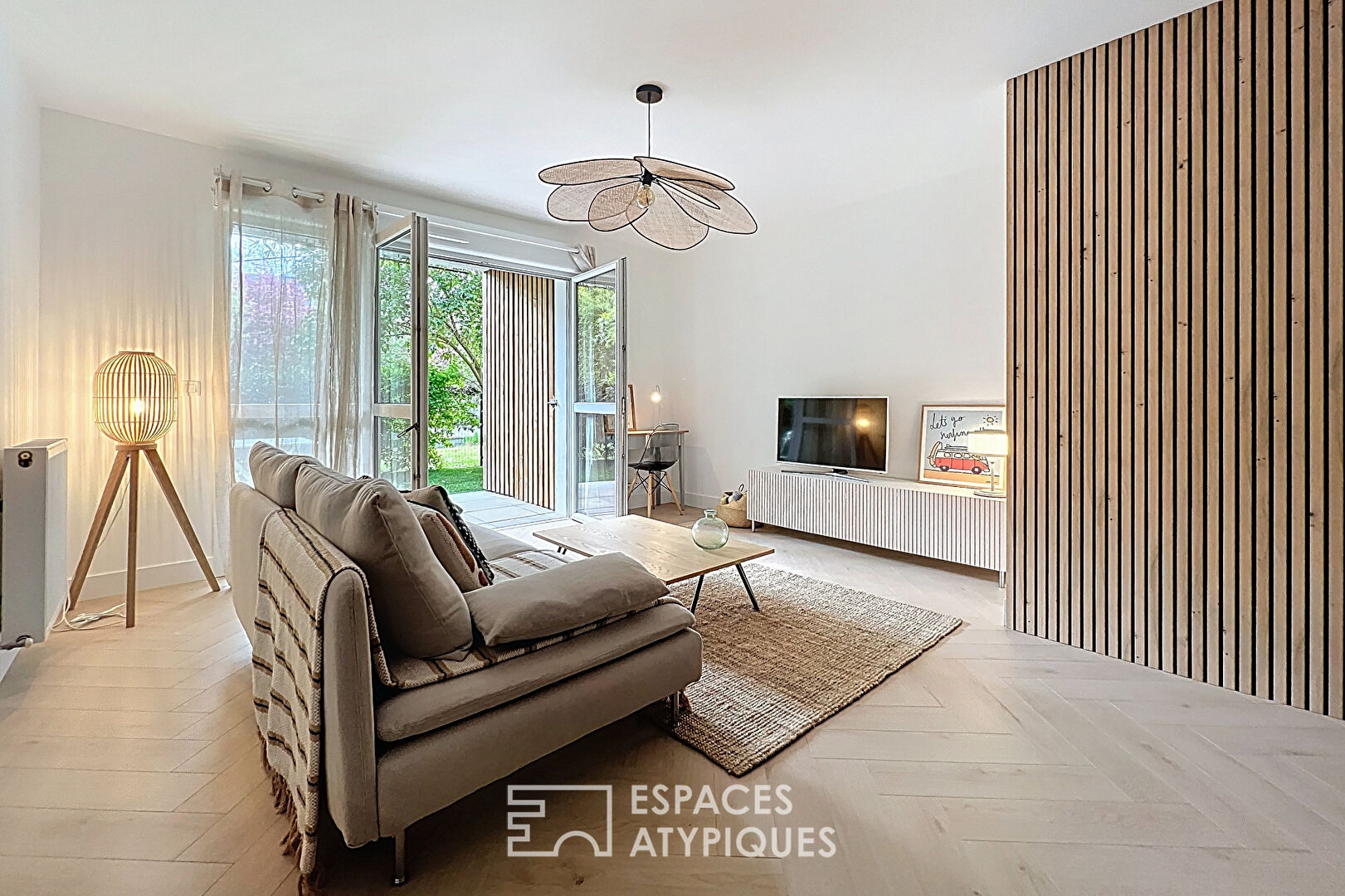 Beautiful renovated apartment with garden in Chartrons