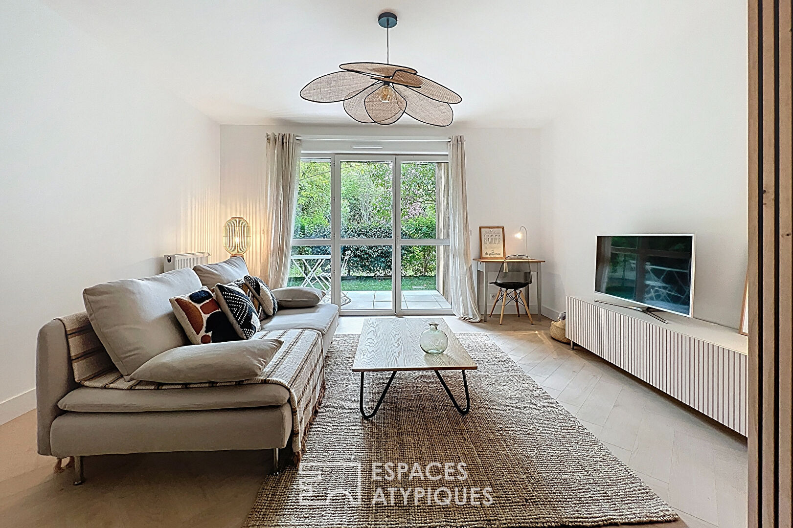 Beautiful renovated apartment with garden in Chartrons