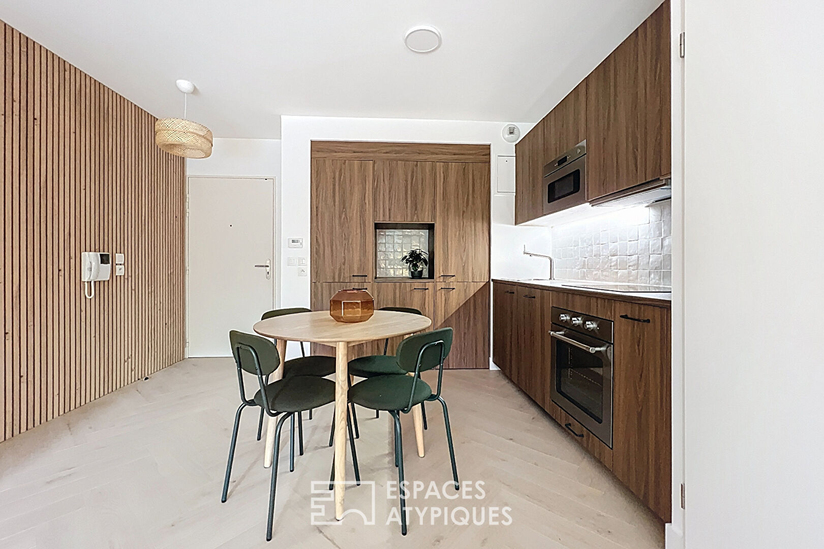 Beautiful renovated apartment with garden in Chartrons