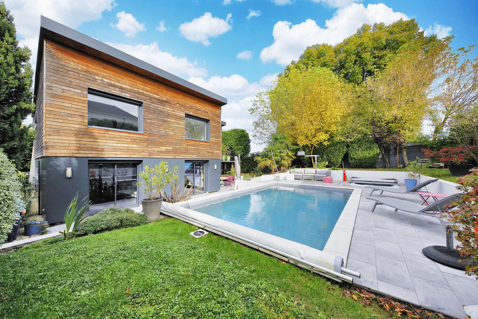 Maison contemporaine rénovée avec piscine