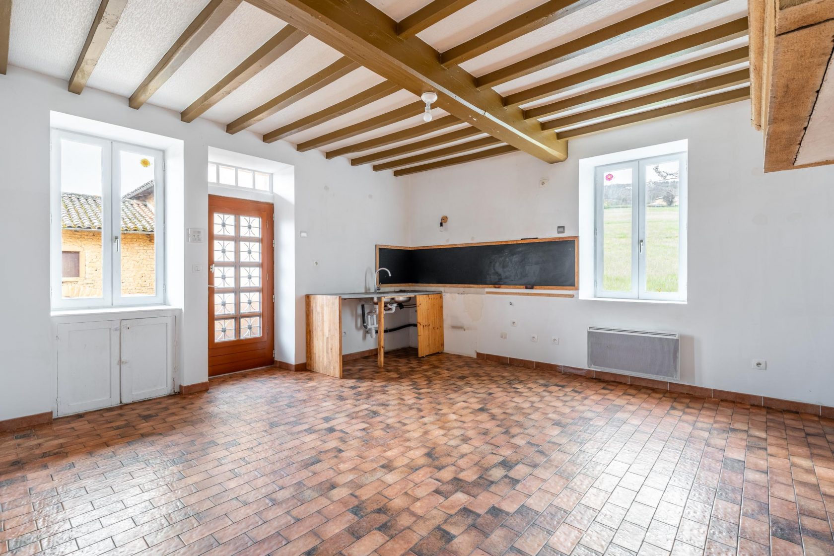 Maison en pierres dorées avec ses dépendances