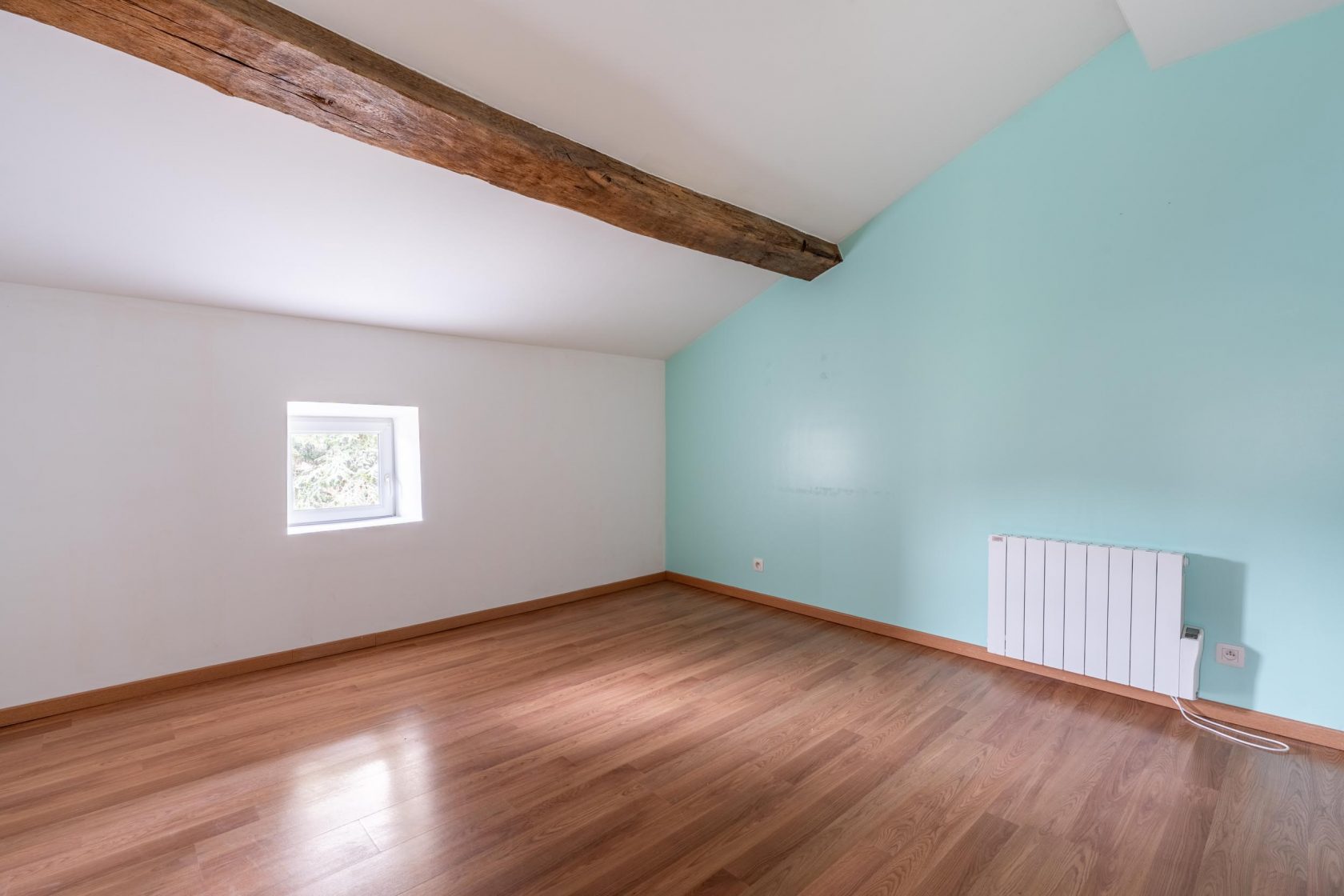 Maison en pierres dorées avec ses dépendances