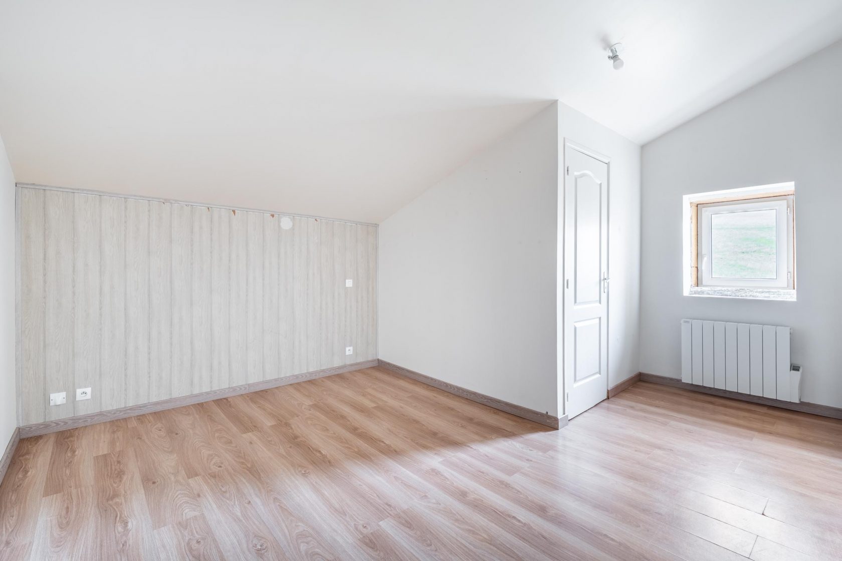 Maison en pierres dorées avec ses dépendances