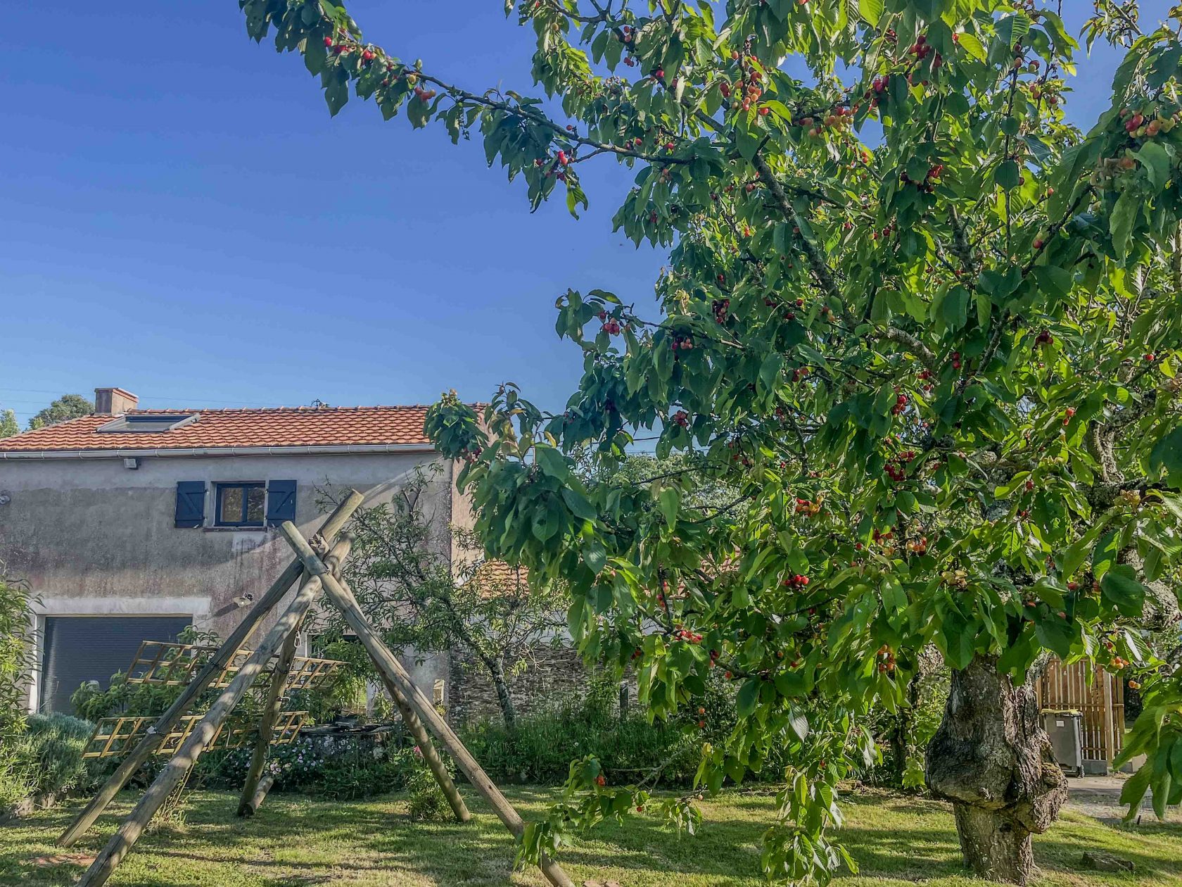 Ancien corps de ferme rénové dans son environnement bucolique