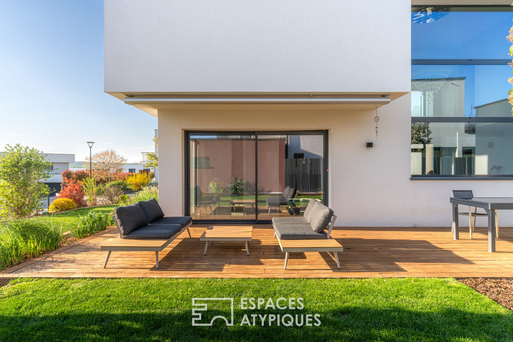 Maison contemporaine et son jardin paysagé