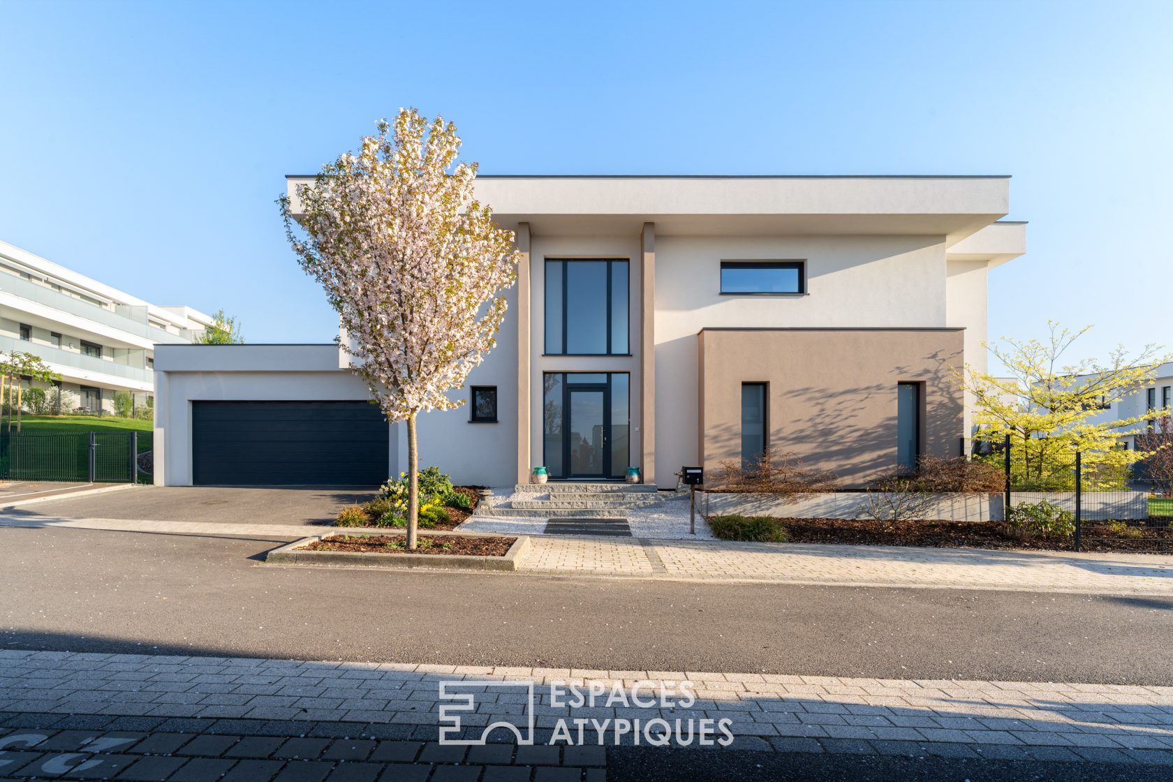 Maison contemporaine et son jardin paysagé