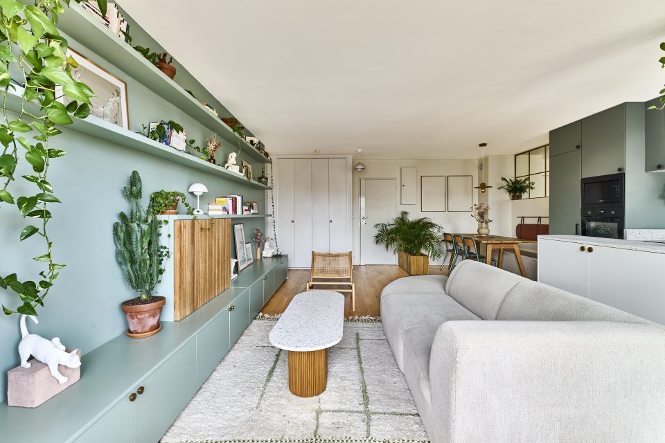 Paris 19ᵉ : un appartement métamorphosé en un espace ouvert et coloré