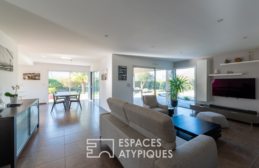 Harmonious family villa and its swimming pool – Bruz