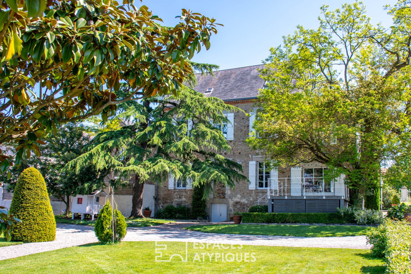 Elégante maison bourgeoise et son jardin romantique