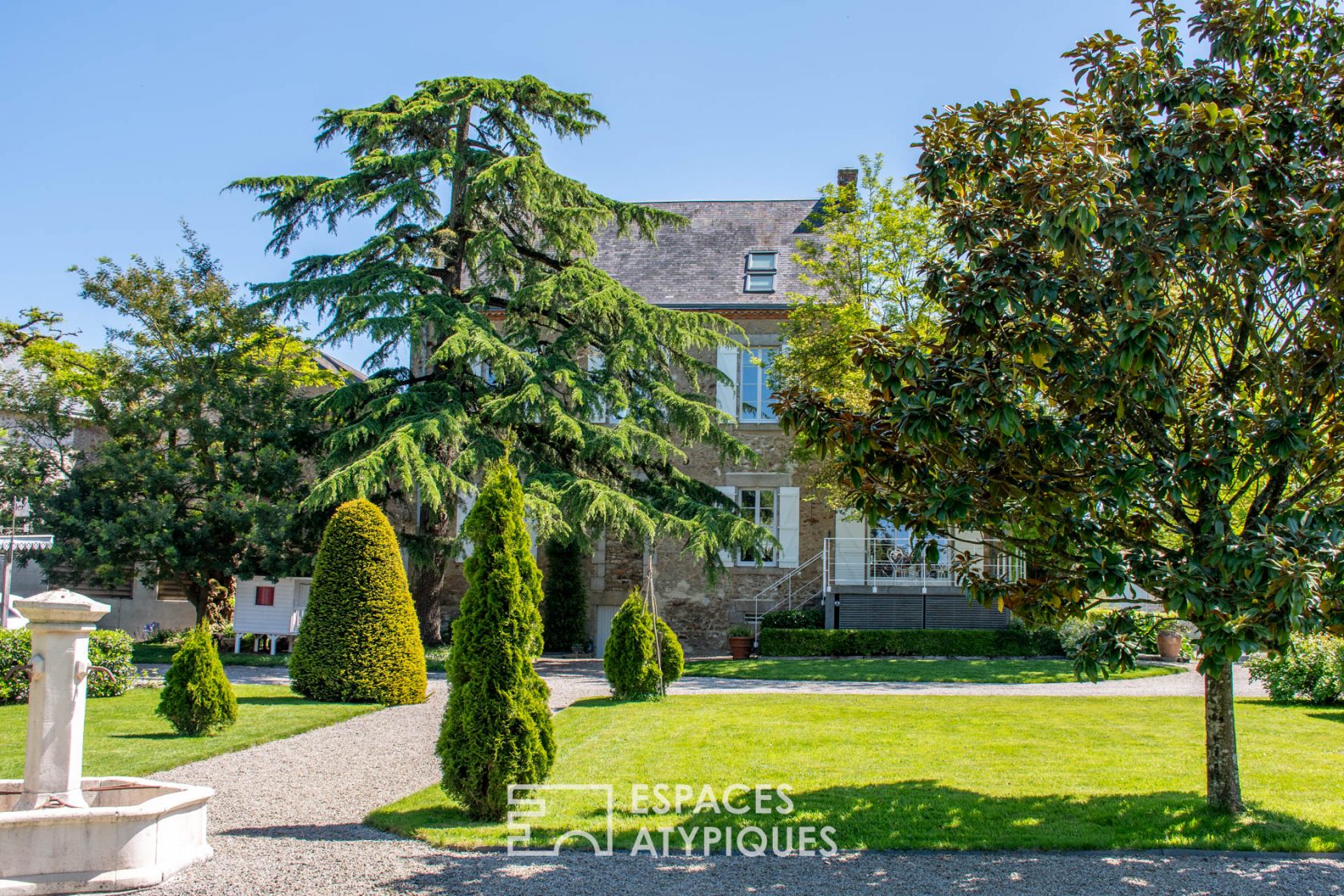Elégante maison bourgeoise et son jardin romantique