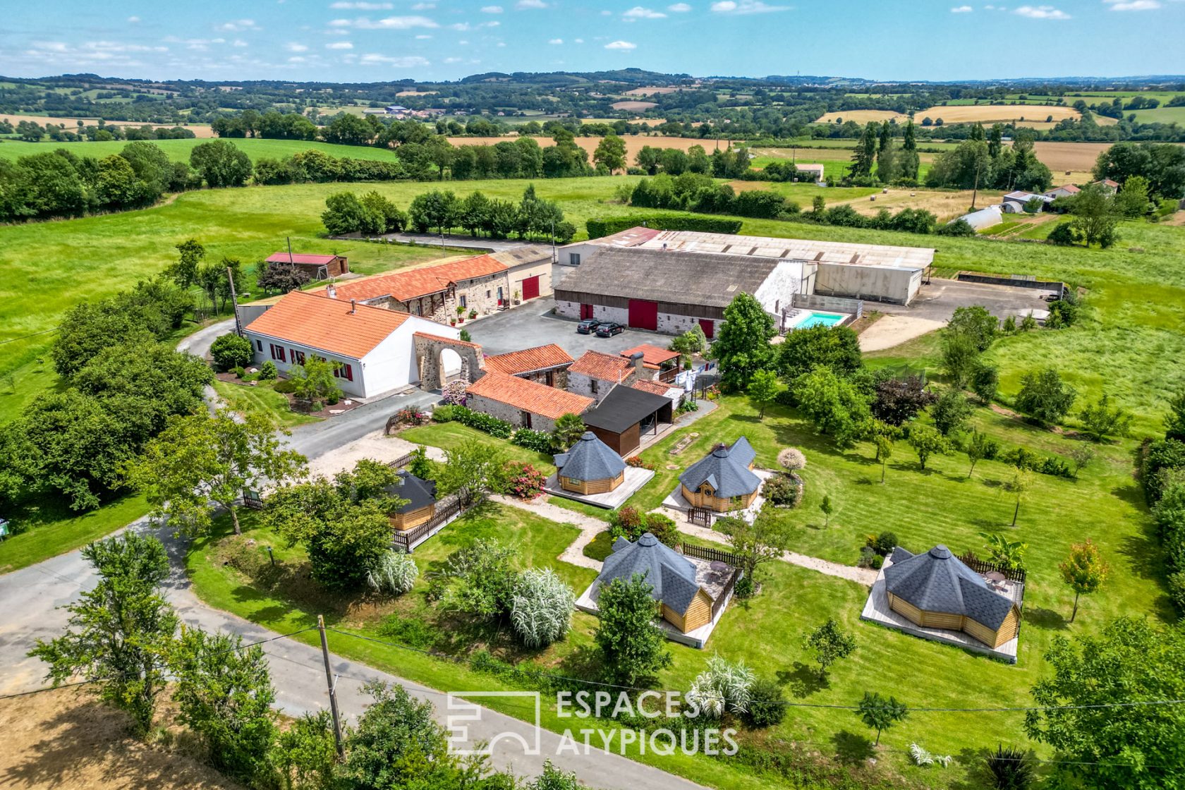 Aux portes du Puy du Fou, domaine d’exception avec chambres d’hôtes, lodges et restaurant