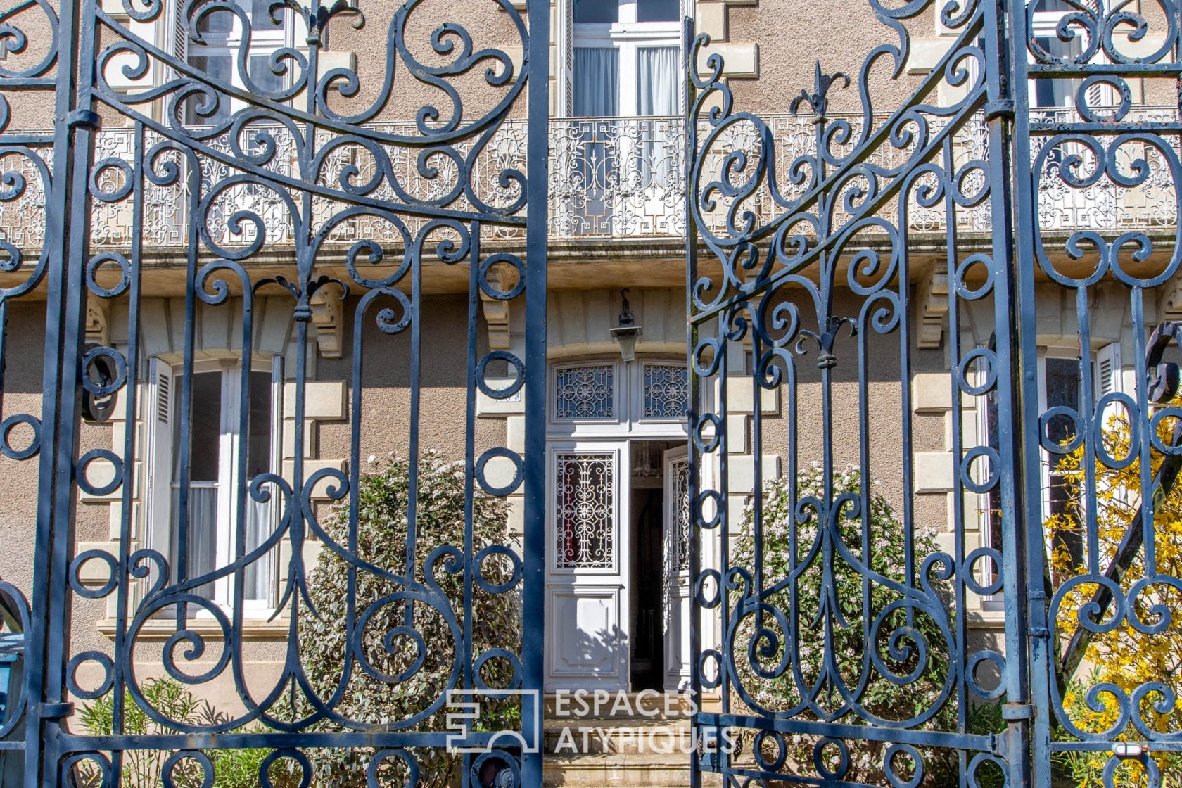 Maison de maître et dépendance en coeur de ville