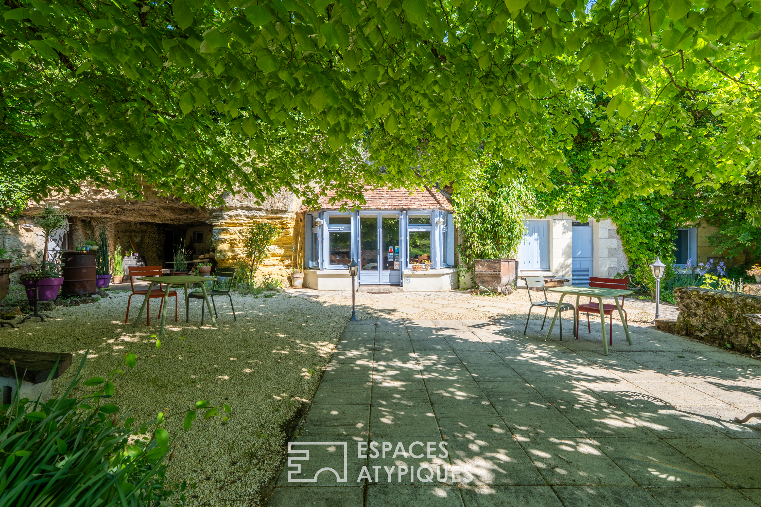 Restaurant troglodyte avec terrasse panoramique sur les vignes