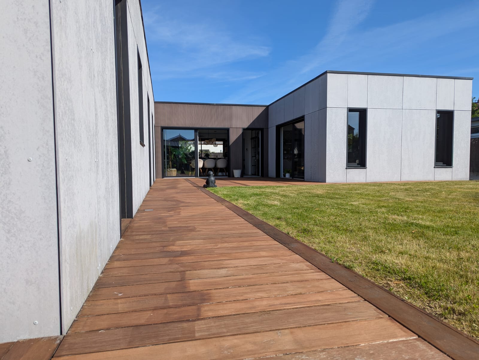 Maison de plain-pied récente au calme, proche commerces.