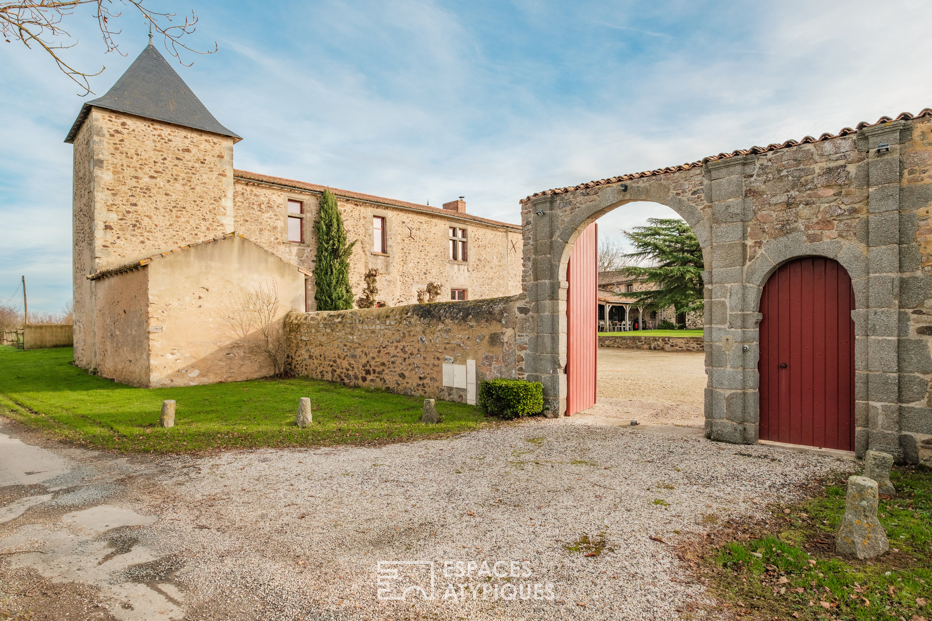 Propriété du XVIe avec gîtes, piscine et salle de réception