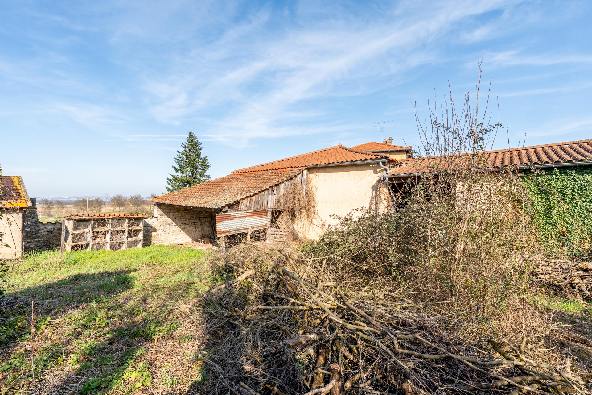 Character house in golden stone to renovate with garden and swimming pool in Lissieu