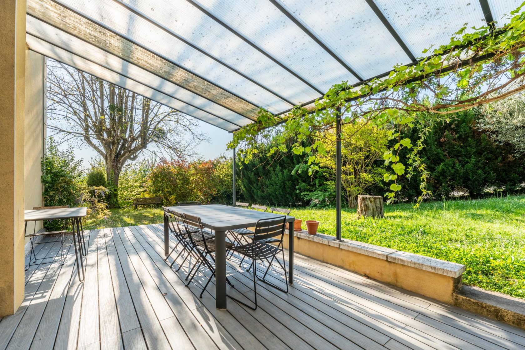 Quiet bourgeois house with open view