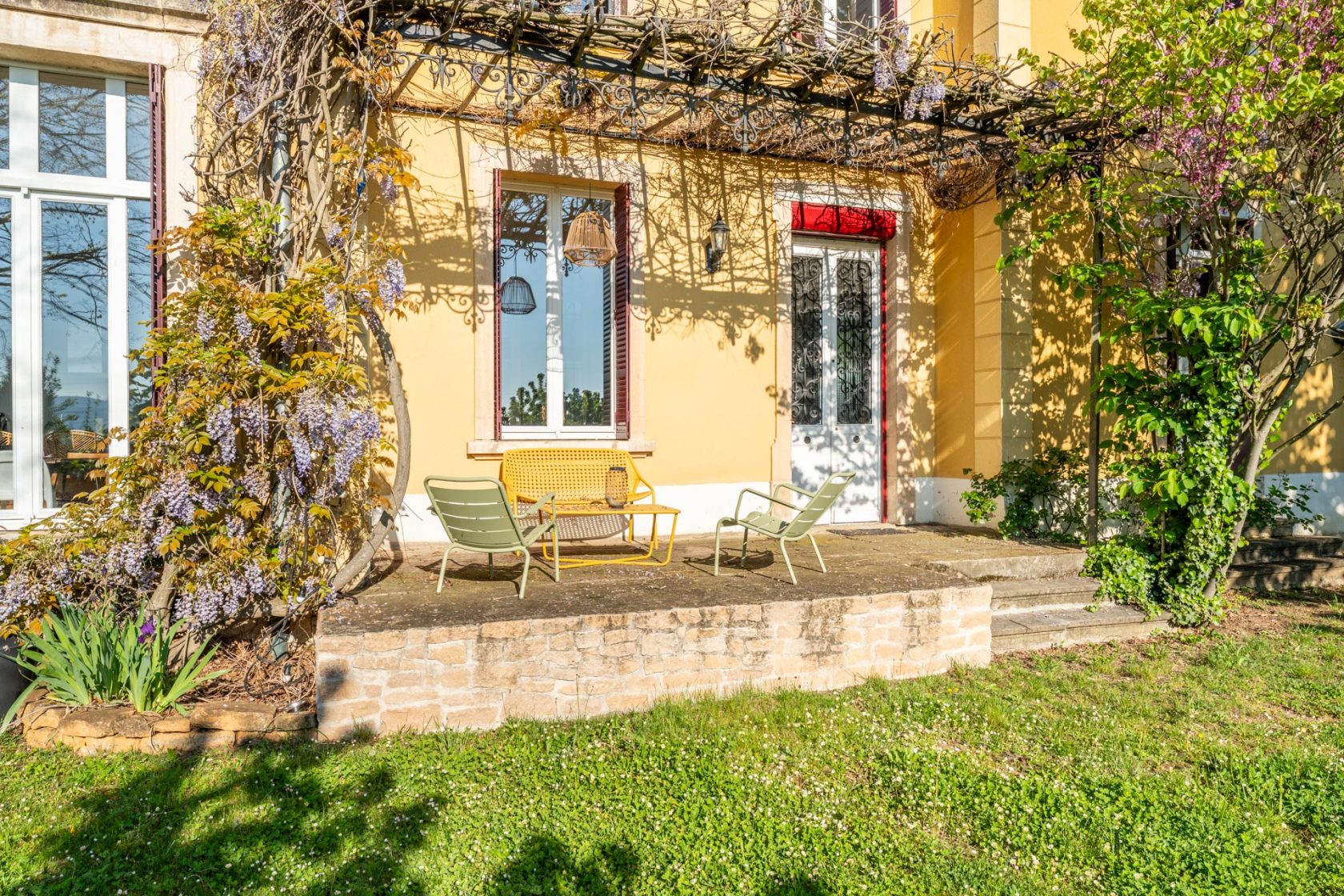 Quiet bourgeois house with open view