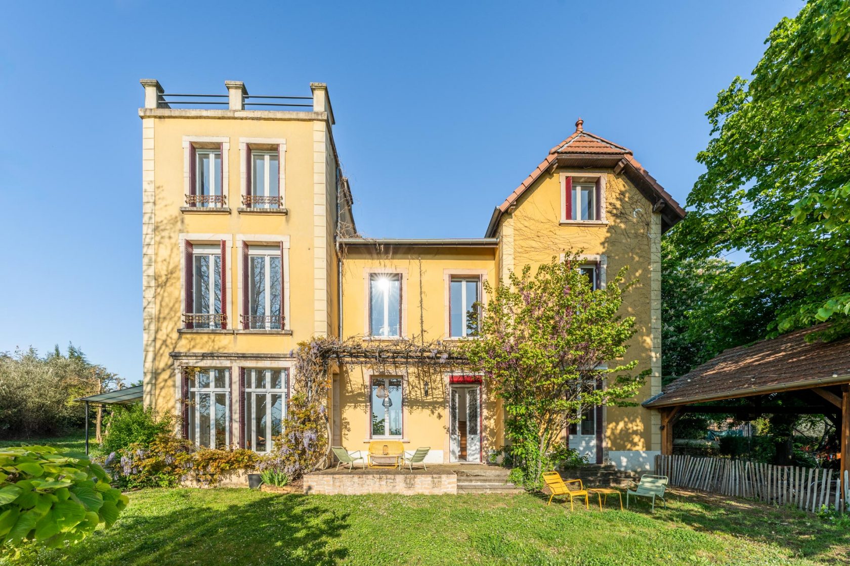 Quiet bourgeois house with open view