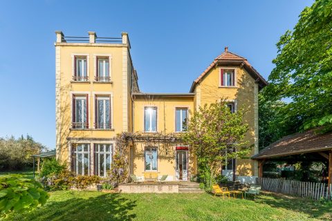 Quiet bourgeois house with open view