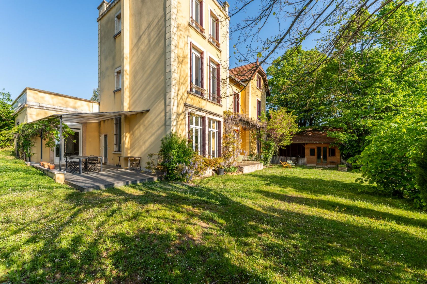 Quiet bourgeois house with open view