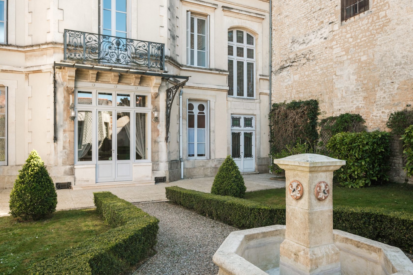 Appartement dans un hôtel particulier du 19ème avec son jardin privatif et son orangerie