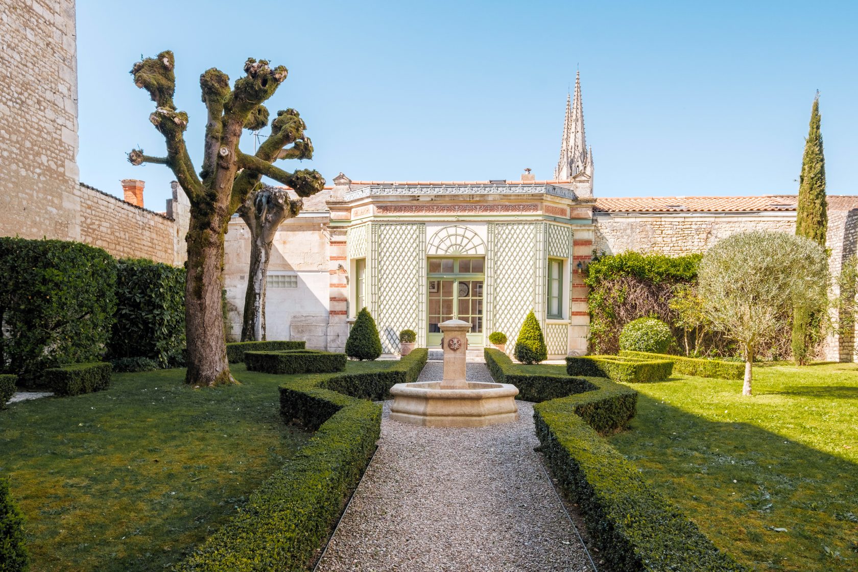 Appartement dans un hôtel particulier du 19ème avec son jardin privatif et son orangerie