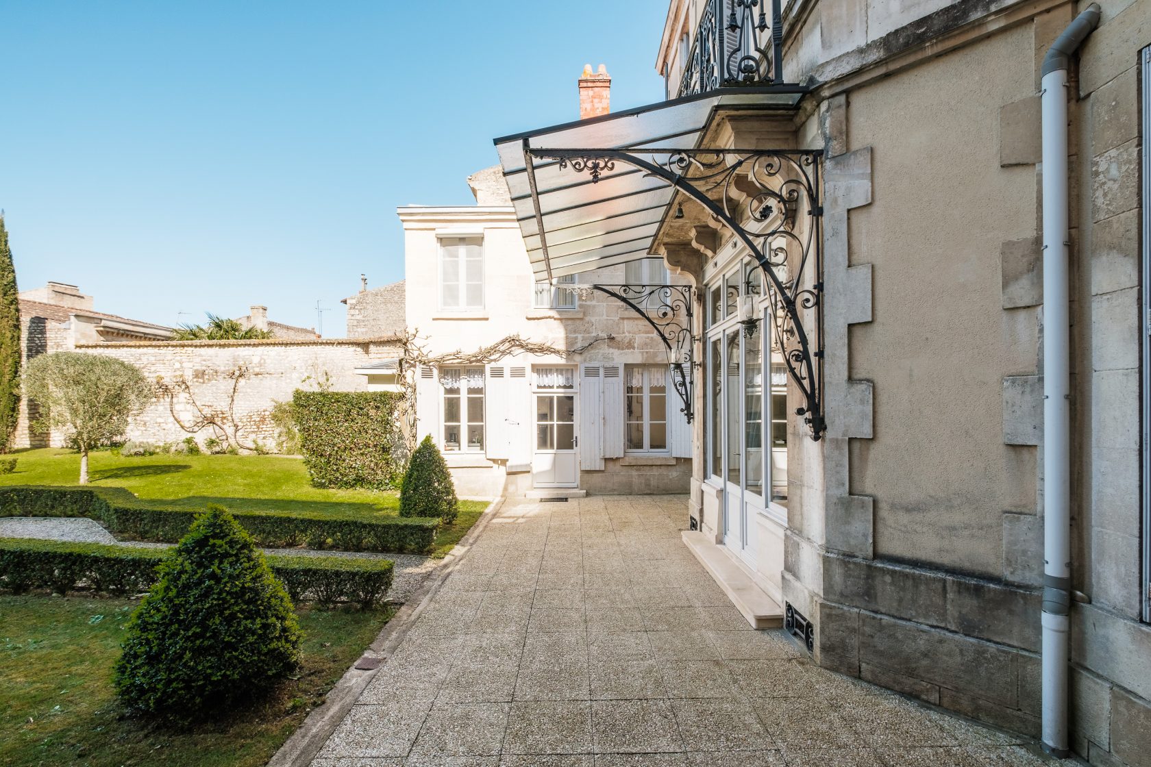 Appartement dans un hôtel particulier du 19ème avec son jardin privatif et son orangerie