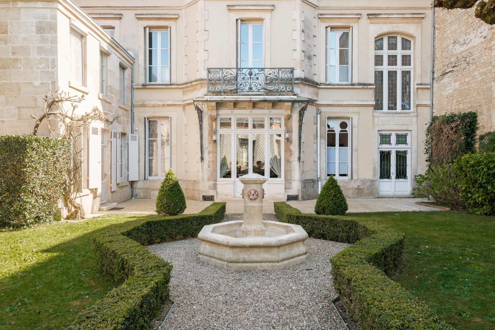 Appartement dans un hôtel particulier du 19ème avec son jardin privatif et son orangerie