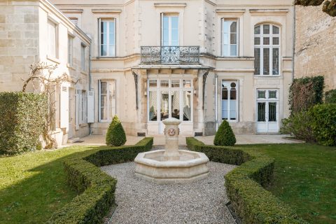 Appartement dans un hôtel particulier du 19ème avec son jardin privatif et son orangerie