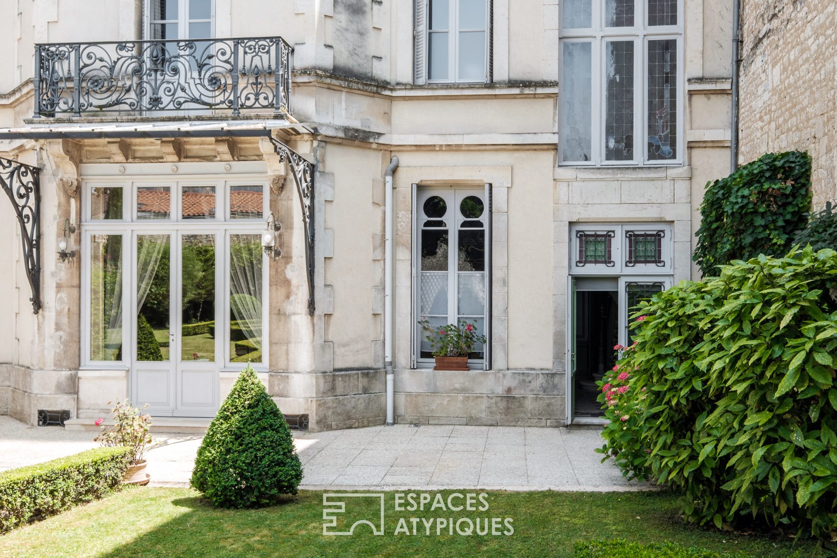 Appartement dans un hôtel particulier du 19ème avec son jardin privatif et son orangerie