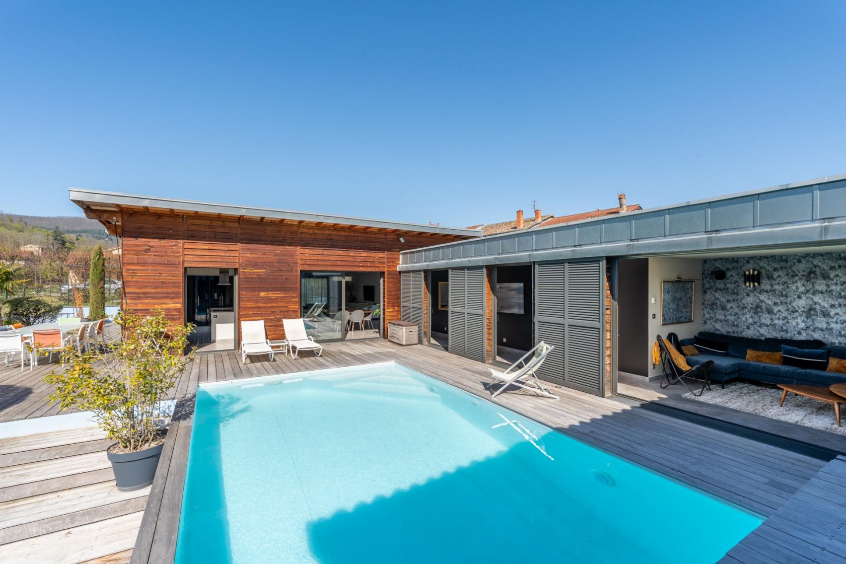 Oasis contemporaine avec jardin luxuriant et piscine au pied du Mont Brouilly