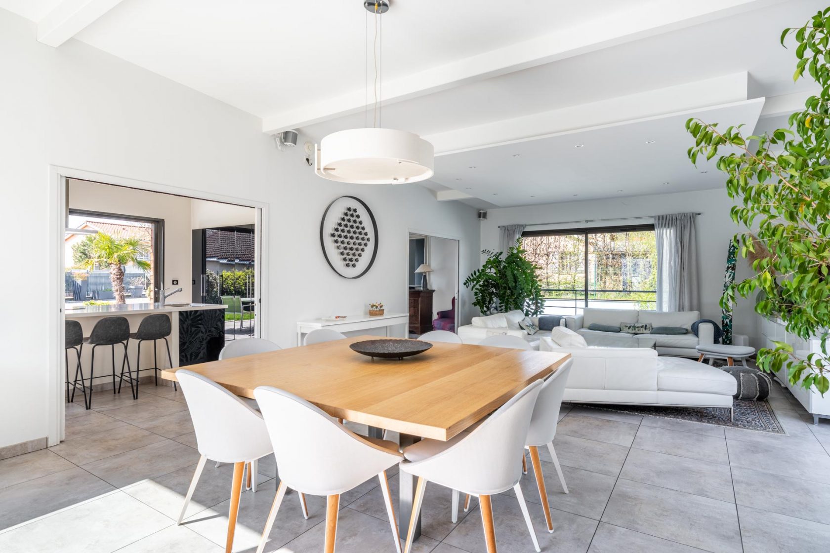 Oasis contemporaine avec jardin luxuriant et piscine au pied du Mont Brouilly