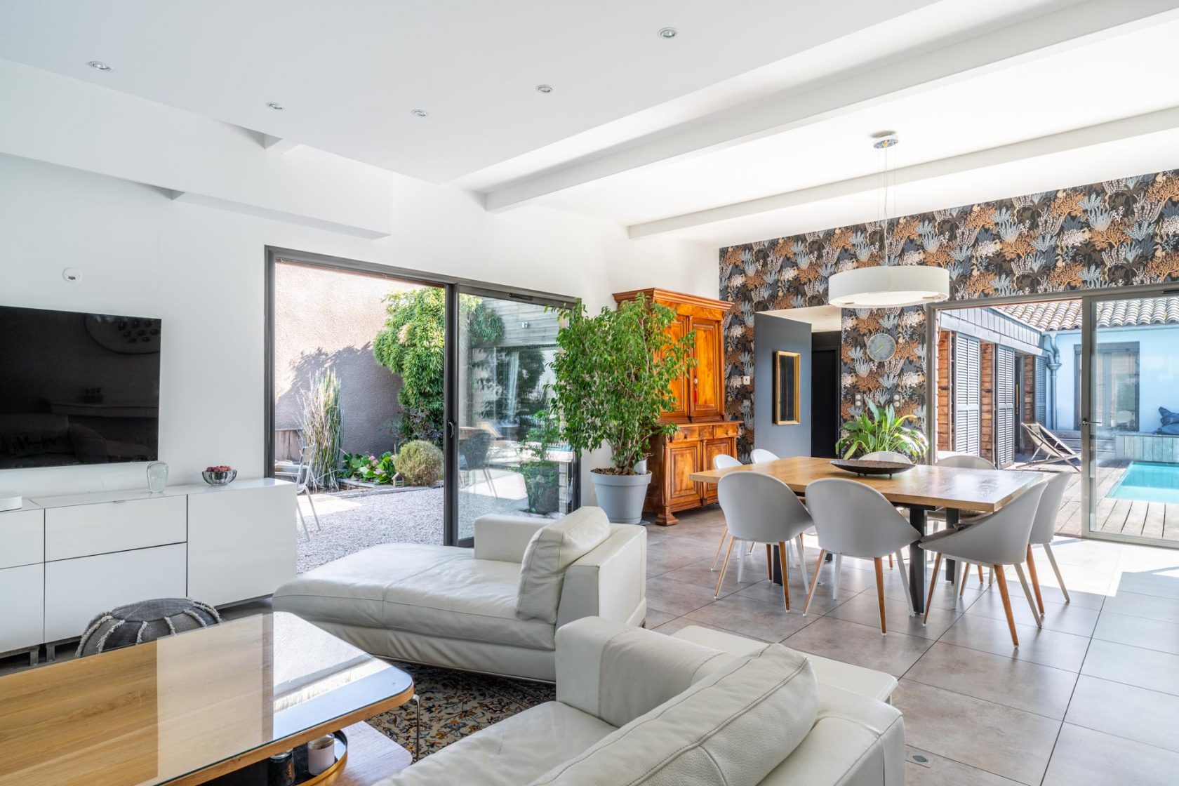 Oasis contemporaine avec jardin luxuriant et piscine au pied du Mont Brouilly