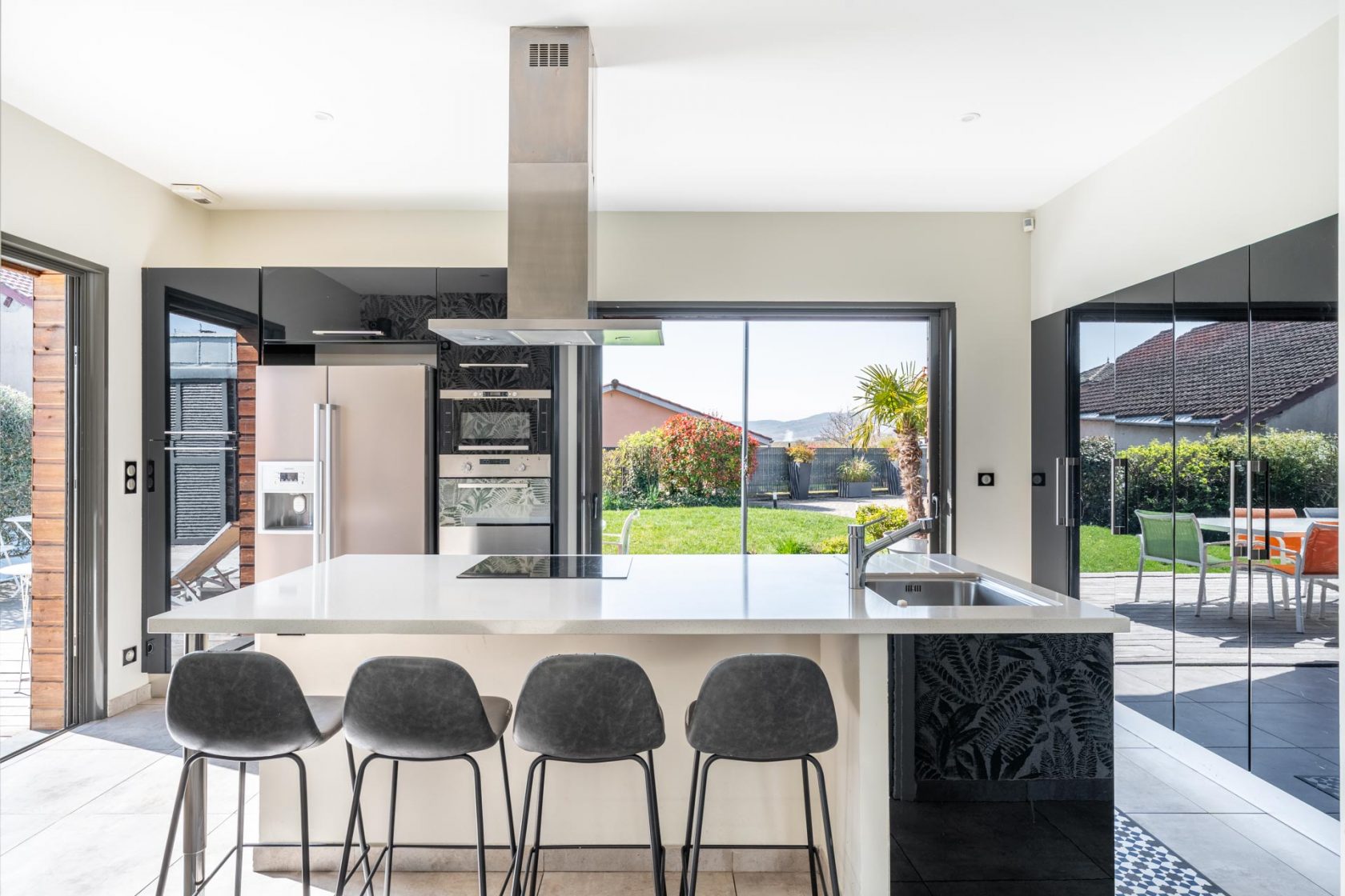 Oasis contemporaine avec jardin luxuriant et piscine au pied du Mont Brouilly