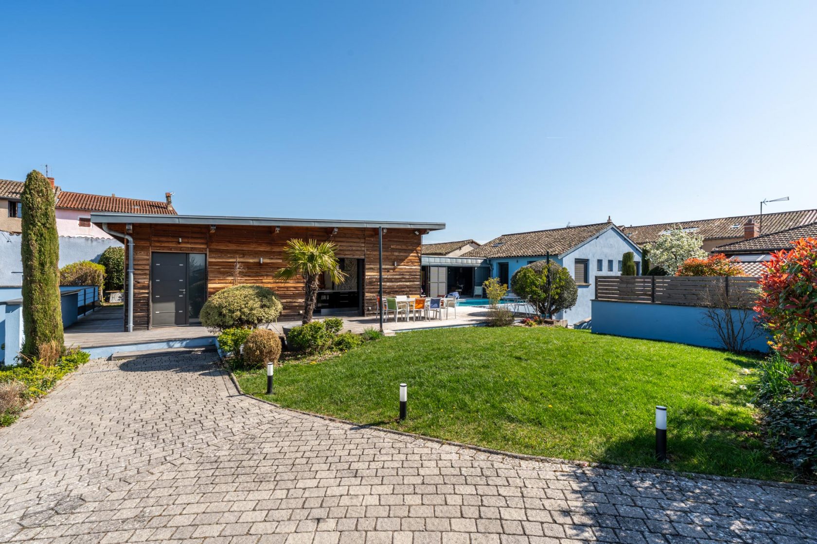 Oasis contemporaine avec jardin luxuriant et piscine au pied du Mont Brouilly