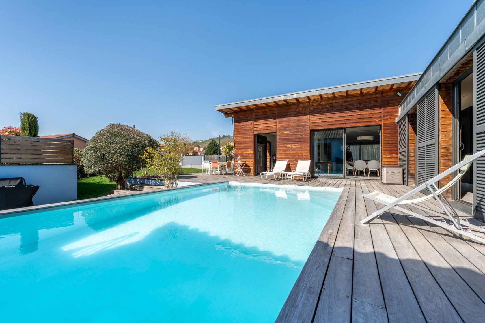 Oasis contemporaine avec jardin luxuriant et piscine au pied du Mont Brouilly