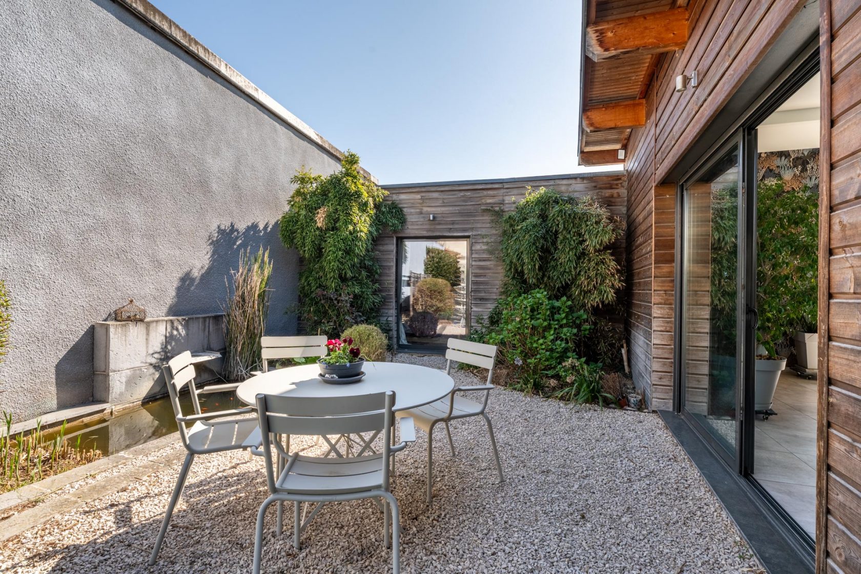 Oasis contemporaine avec jardin luxuriant et piscine au pied du Mont Brouilly