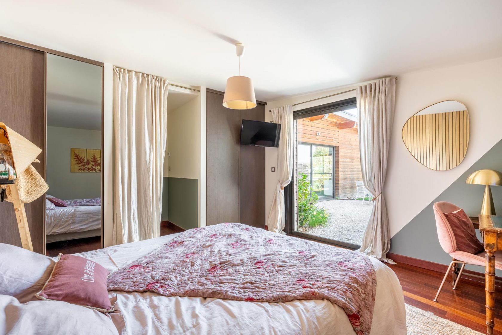 Oasis contemporaine avec jardin luxuriant et piscine au pied du Mont Brouilly