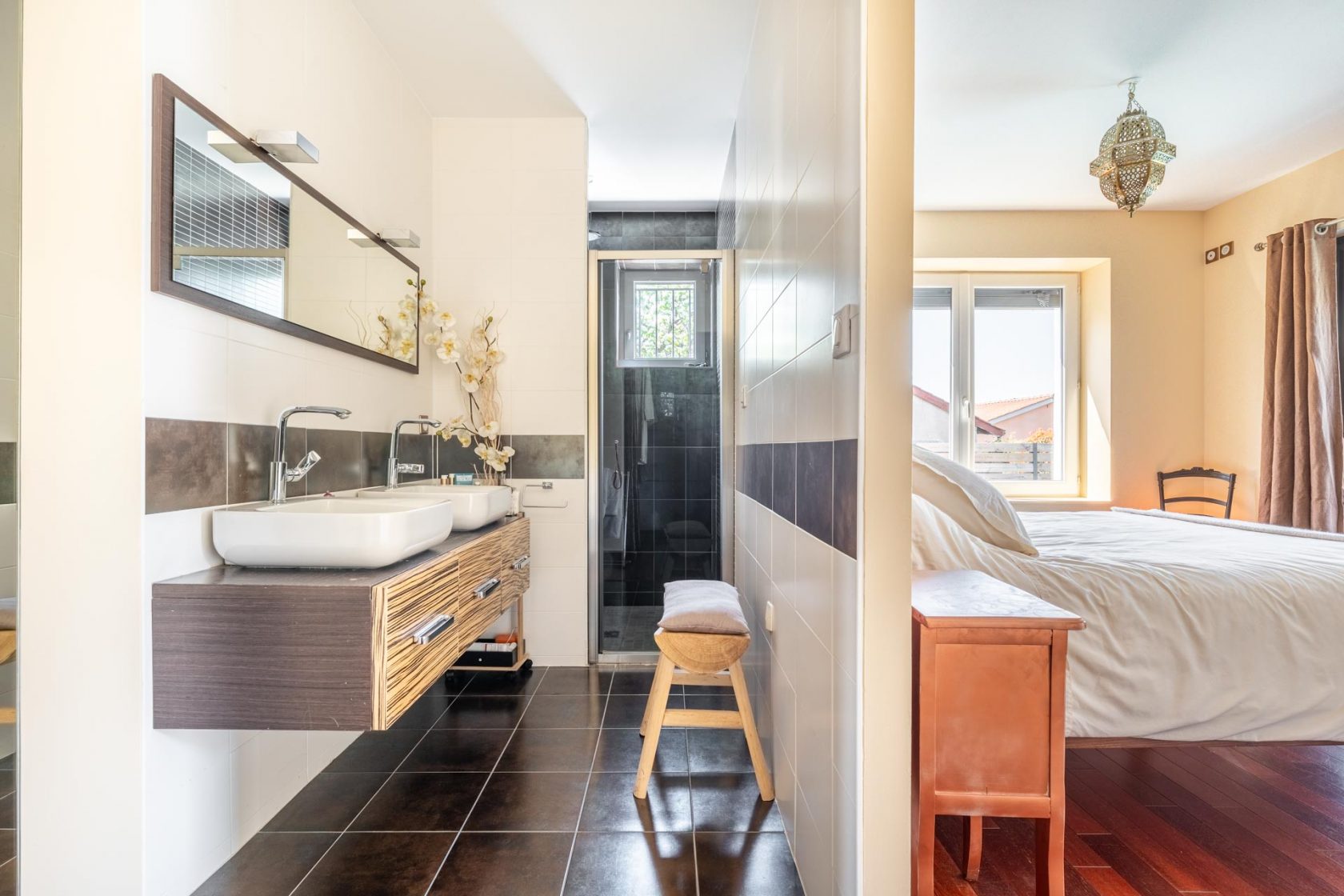 Oasis contemporaine avec jardin luxuriant et piscine au pied du Mont Brouilly