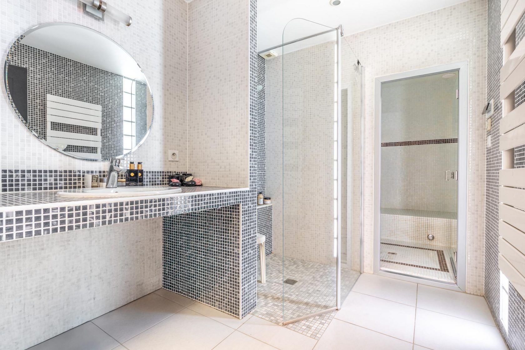 Oasis contemporaine avec jardin luxuriant et piscine au pied du Mont Brouilly