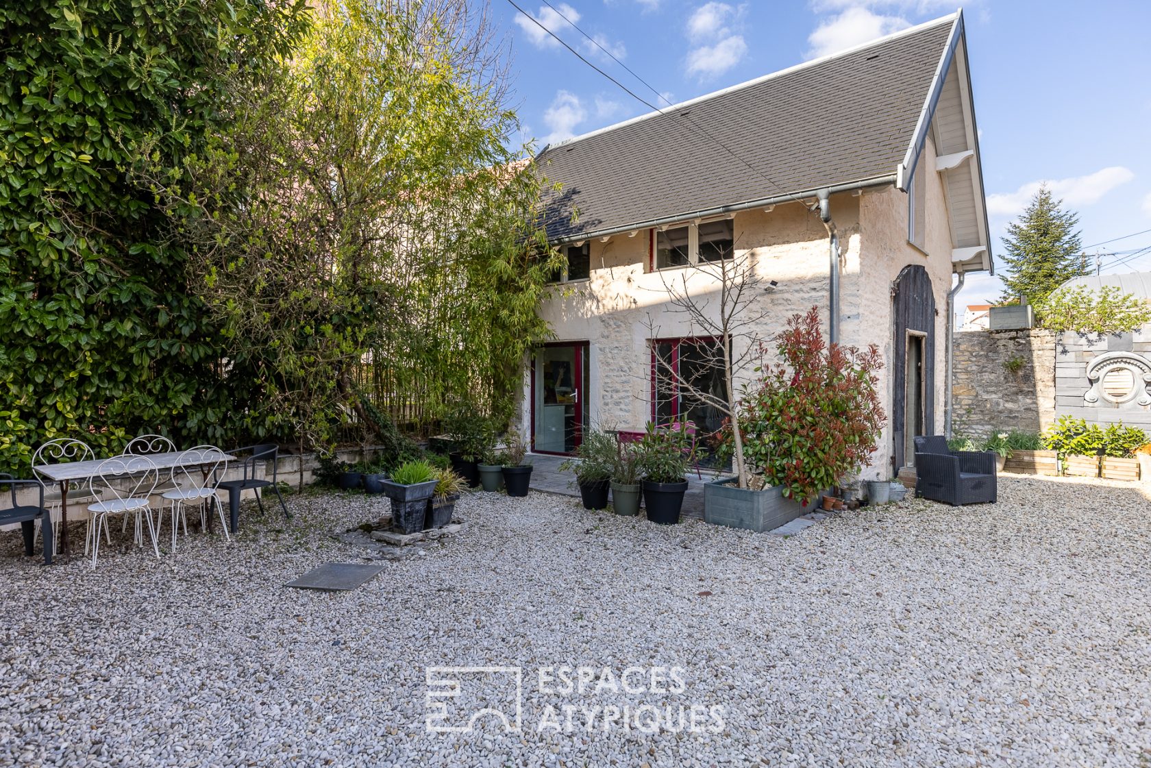 L’ancienne maison d’horloger avec sa piscine et son jardin