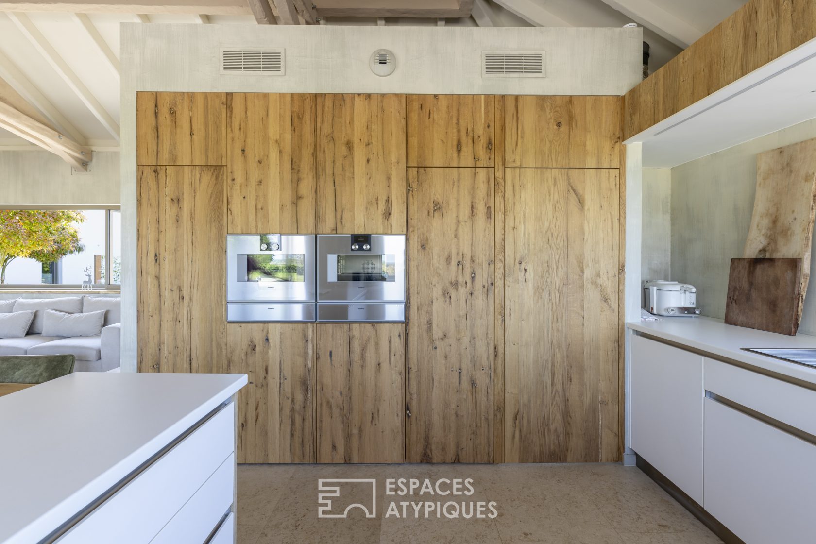 Exceptional villa with 1 hectare of grounds