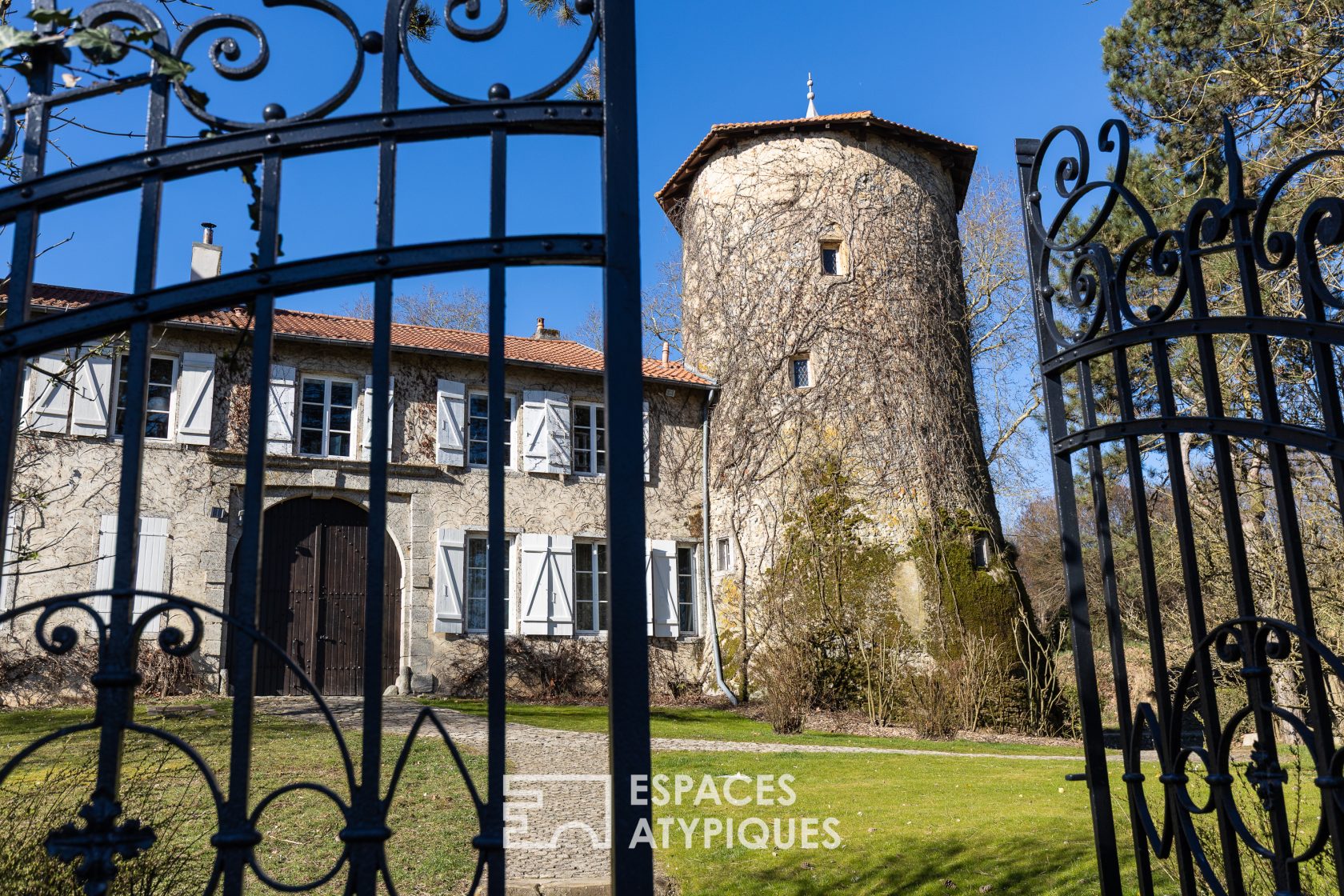 Donjon réhabilité avec jardin aux portes de Metz